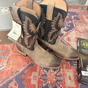 Men’s Western Ariat Renegade Boots size 10.5
Brand New in box. Brown and black.